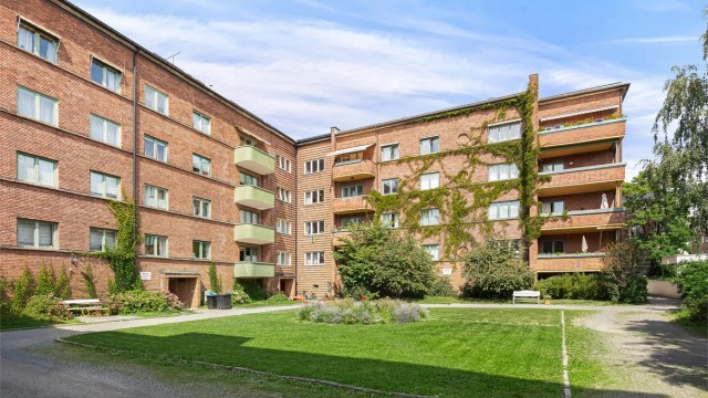 Leiligheten ligger tilbaketrukket og skjermet til i en sjarmerende murgård fra 1931. Foto: Marit Andresen.