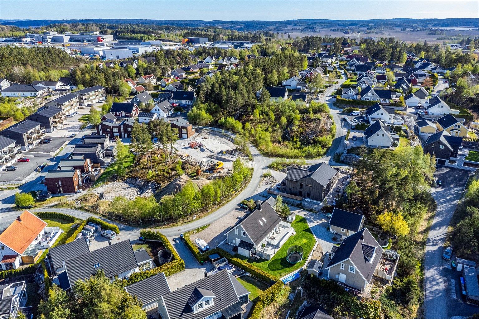 Boligområdet har et barnevennlig miljø med mulighet for lek og utfoldelse i nabolaget. Barnehage finnes også internt i nabolaget.