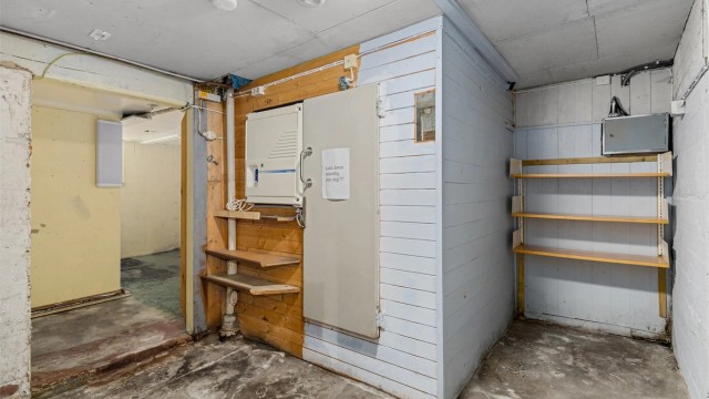 Kjellerrom med inngang til eget kjølerom.