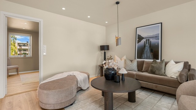 Romslig stue med moderne gulv, downlights og behagelig atmosfære. Den åpne løsningen gjør rommet godt egnet for både hverdag og besøk.