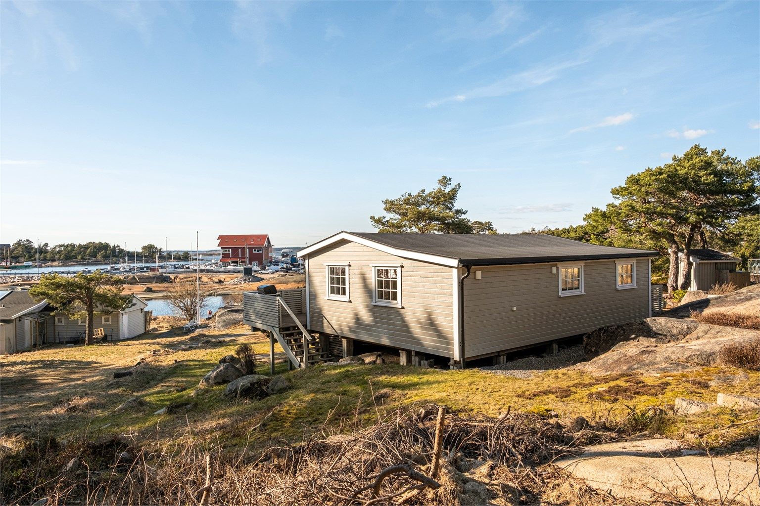 Hytta står på en punktfestet naturtomt. Festeavgiften er kr. 16.060,- pr. år og reguleres hvert 10. år iht. KPI, sist i 2026. Festeavtalen utløper i 2075.