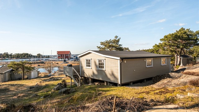 Hytta står på en punktfestet naturtomt. Festeavgiften er kr. 16.060,- pr. år og reguleres hvert 10. år iht. KPI, sist i 2026. Festeavtalen utløper i 2075.