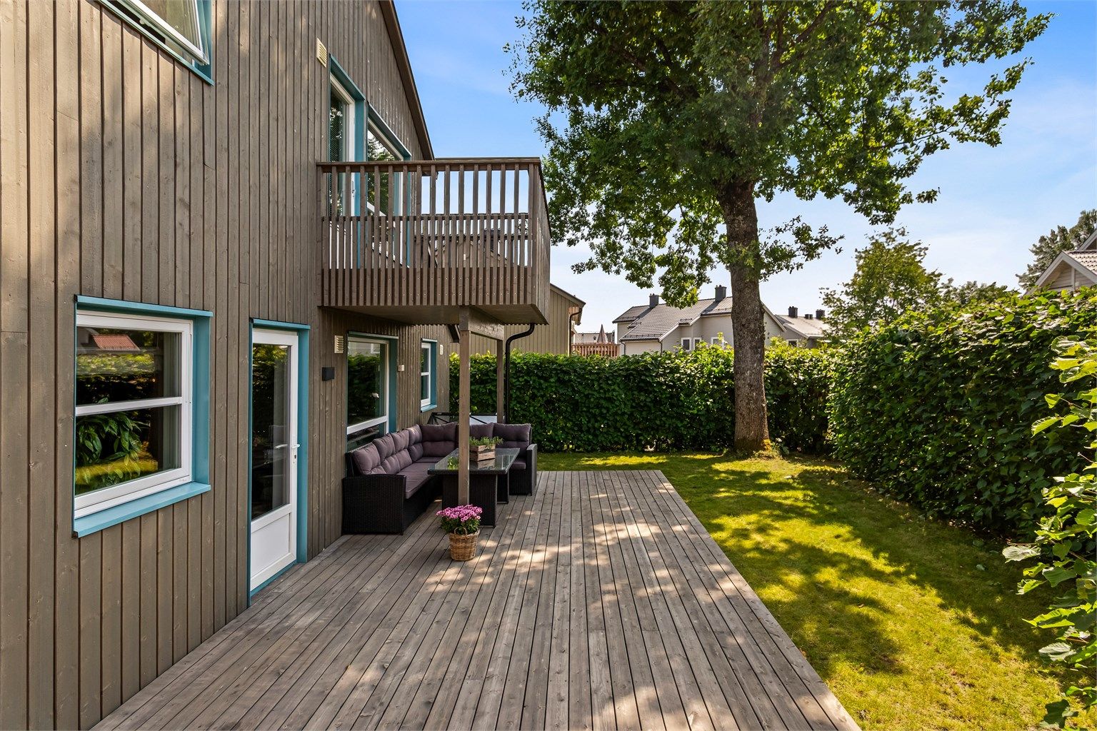 En trenger ikke å reise på sommerferie når en bor i Gjekstad/Lahelle, her er det umiddelbar avstand til butikk, turområde, fotballbaner, lekeplasser, flere badestrender og vakre Lahellefjorden.