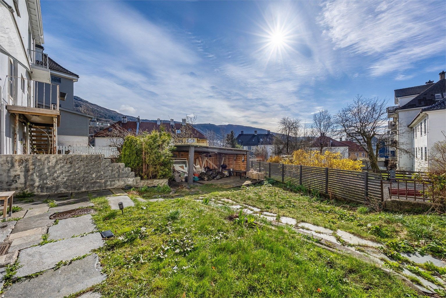 Fin bakgård med god plass til å boltre seg. 