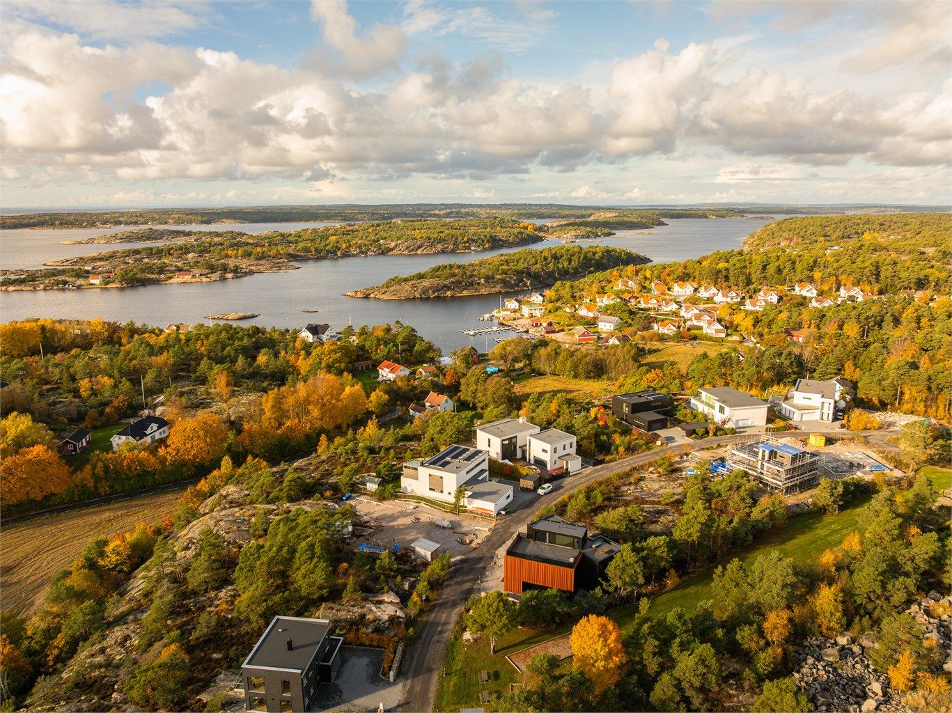 Gjennom nabolaget leder en grønn akse med lekeapparater og boltreplass for de yngste. Skog og mark med mange turmuligheter er lett tilgjengelig.