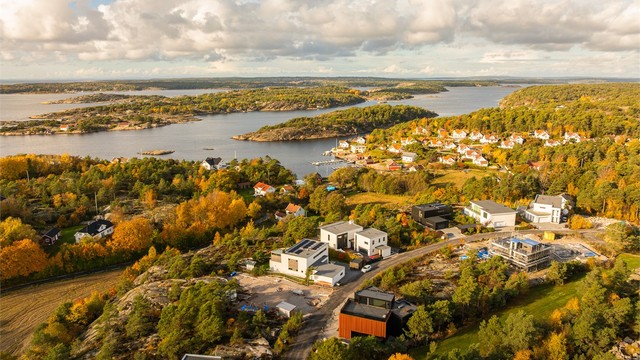 Gjennom nabolaget leder en grønn akse med lekeapparater og boltreplass for de yngste. Skog og mark med mange turmuligheter er lett tilgjengelig.