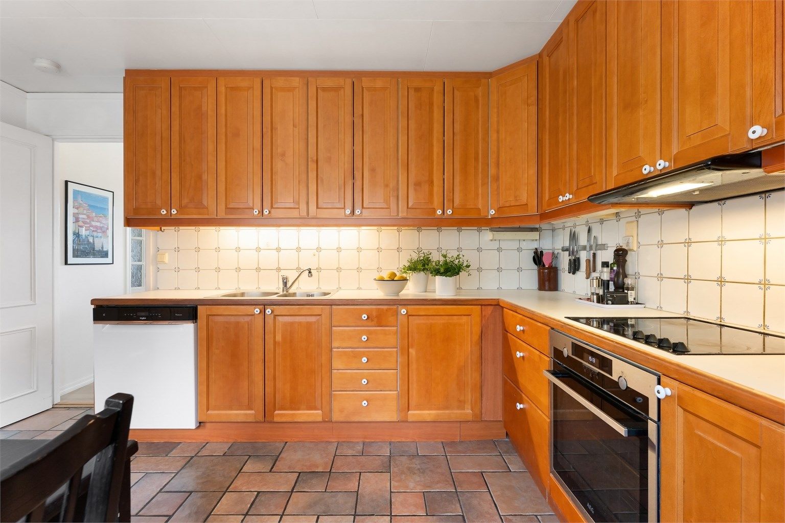 Kjøkkenet har profilerte fronter på skap og skuffer