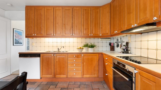 Kjøkkenet har profilerte fronter på skap og skuffer