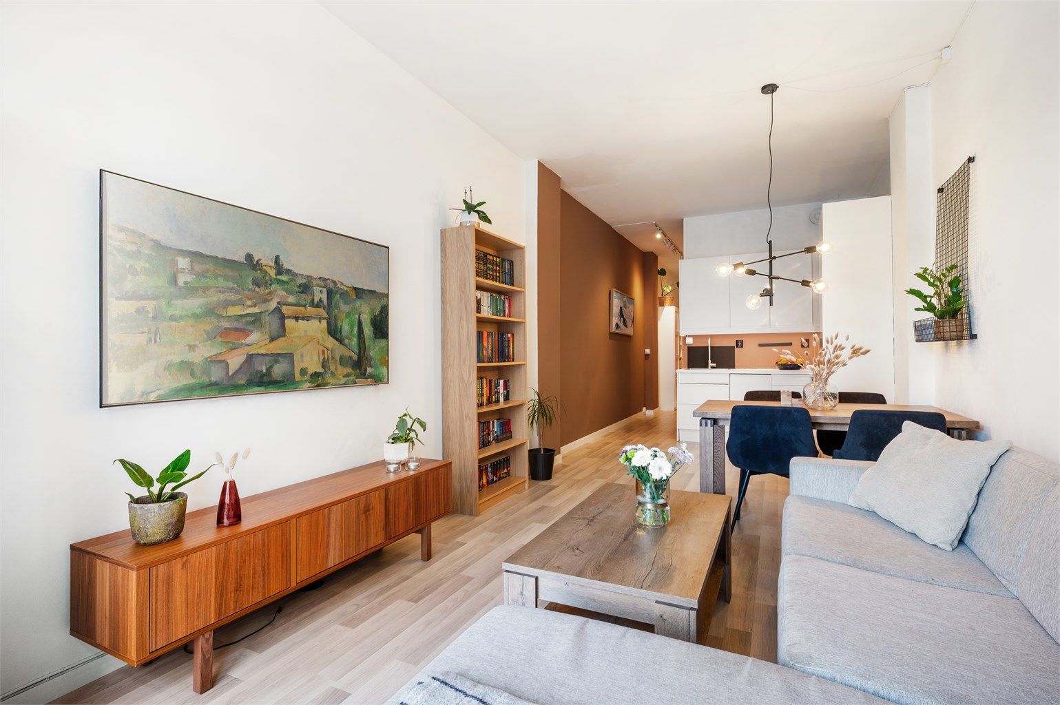 Den åpne løsningen mot kjøkkenet gir maksimal utnyttelse, og inviterer til sosiale lag.