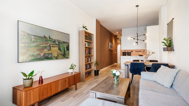 Den åpne løsningen mot kjøkkenet gir maksimal utnyttelse, og inviterer til sosiale lag.