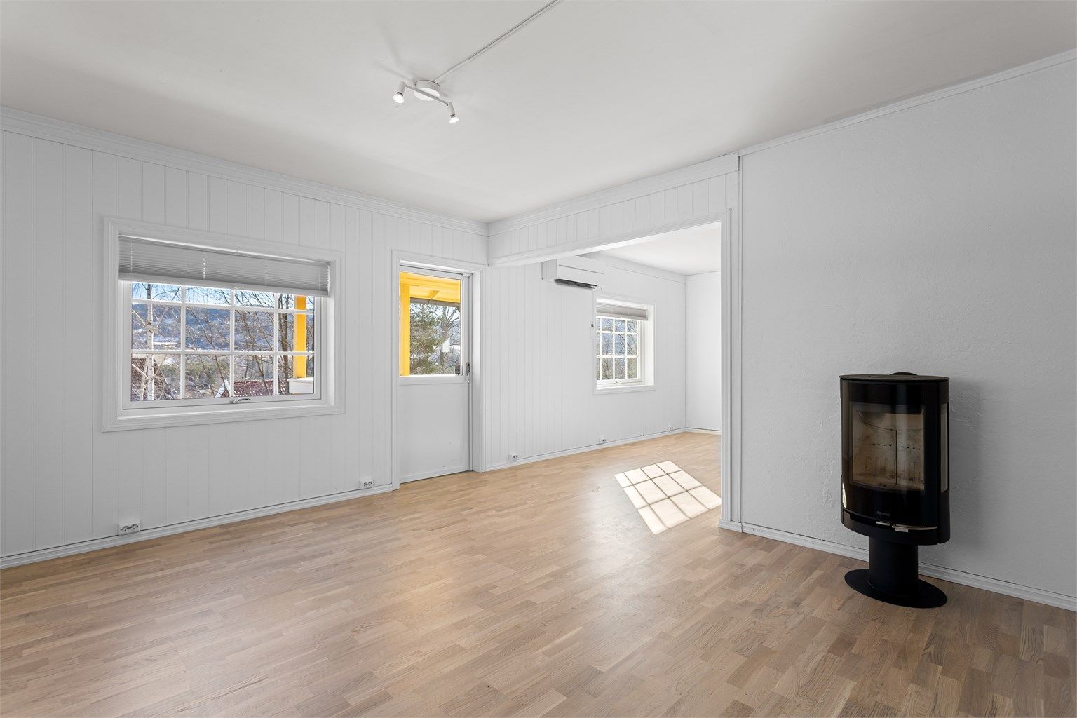 Stue med frittstående peisovn