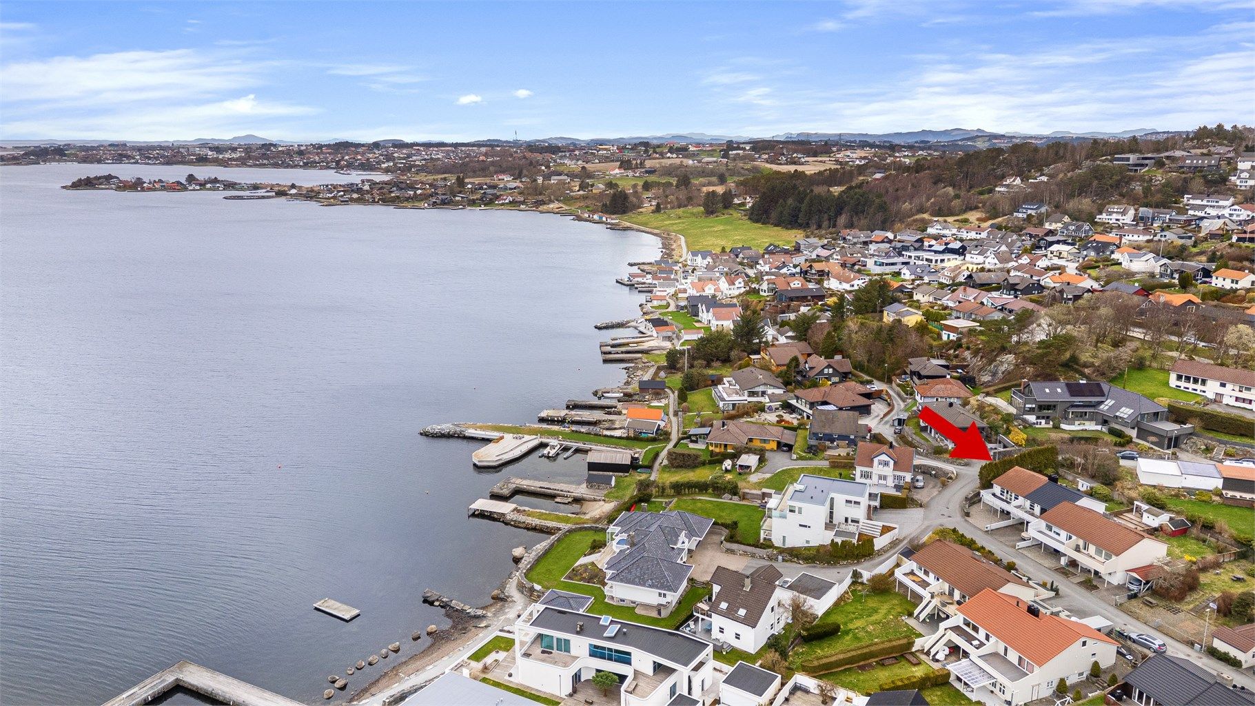 På Madlasandnes bor du med en umiddelbar nærhet til sjøen.