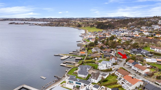 På Madlasandnes bor du med en umiddelbar nærhet til sjøen.