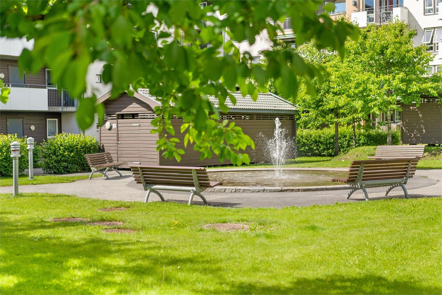Omkring Såvegen finnes mange flotte grøntarealer og turmuligheter for liten, stor og firbente. Lekeplasser, butikker, cafeer, restauranter m.m. Alt i umiddelbart nærhet 