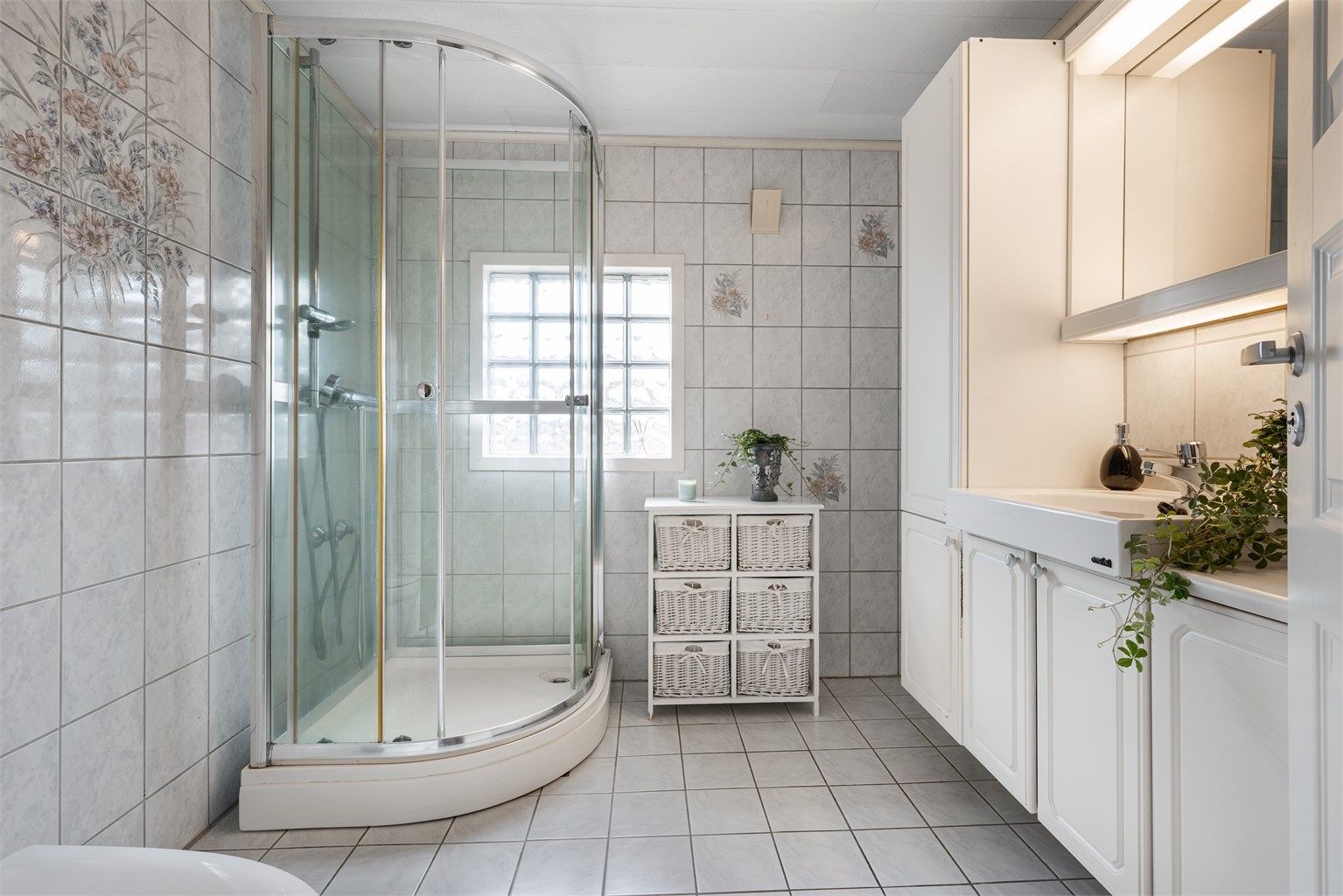 Bad med flislagt gulv med varme og flislagte vegger.