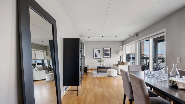 Madlastokken 6A, er en fin selveierleilighet med gjennomgående god standard, store vindusflater, som gir godt med lysinnslipp.
( Foto: John Mossig)