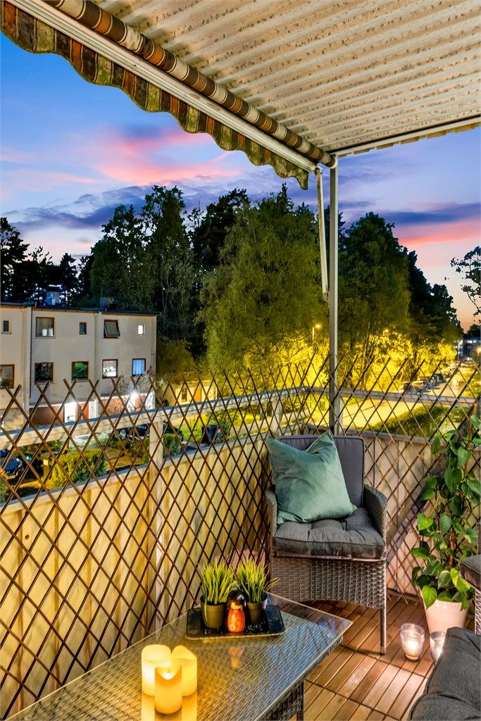 Kveldsstemning på balkongen!
Balkongen er delvis overbygget og med praktisk markise for de varmeste dagene.