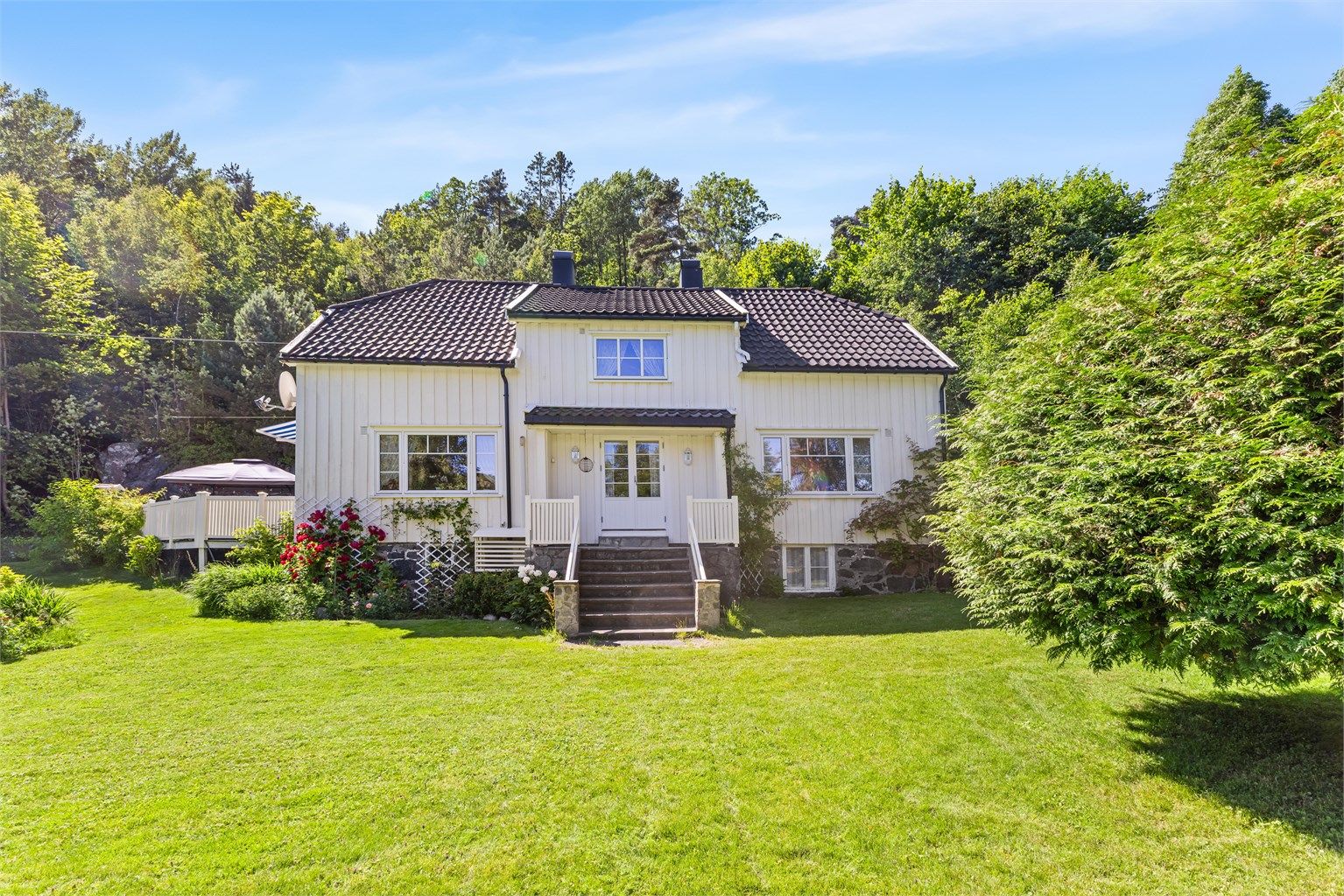 En trivelig bolig som er velholdt og har en idyllisk sjarm. 