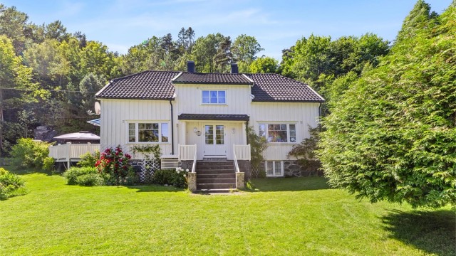 En trivelig bolig som er velholdt og har en idyllisk sjarm.