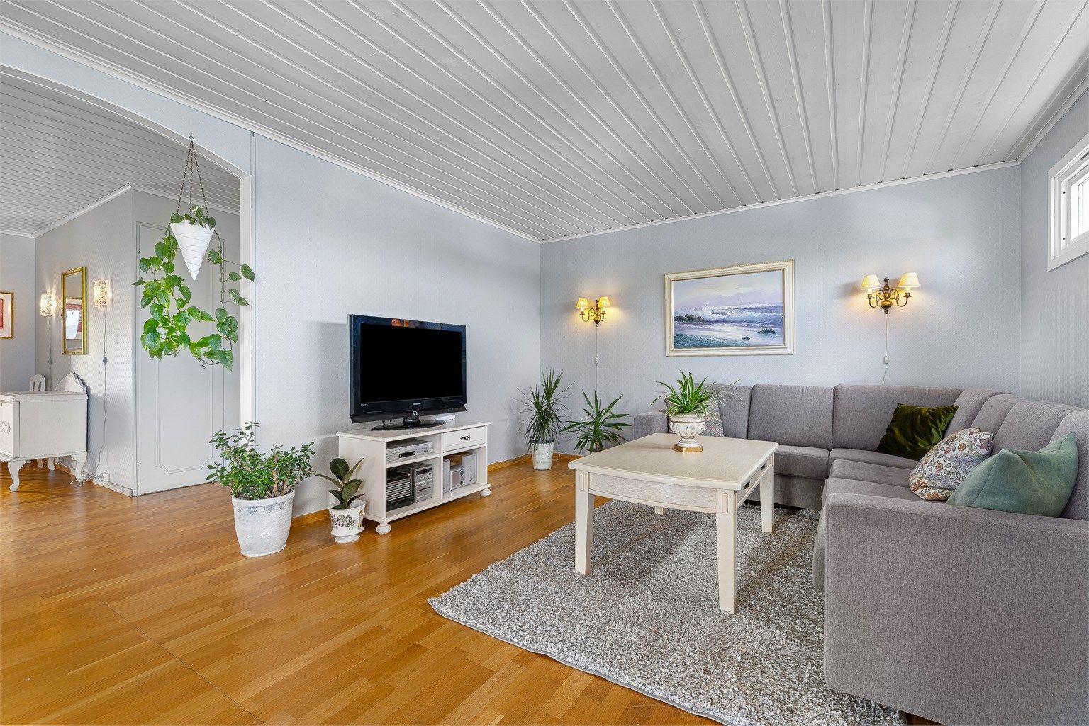 Stuen har gode møbleringsmuligheter og god plass til sofagruppe.