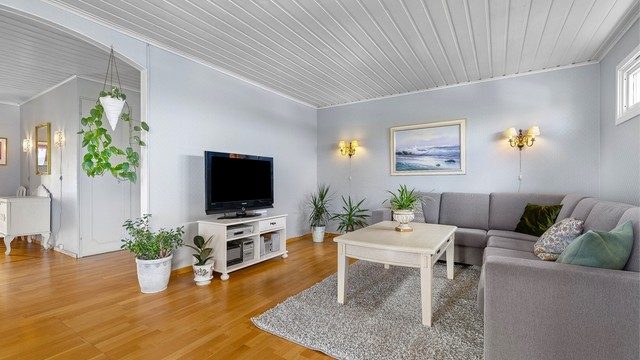 Stuen har gode møbleringsmuligheter og god plass til sofagruppe.