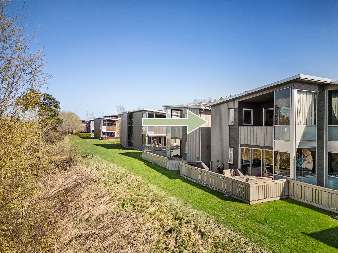 Fellesområdene er pent opparbeidet med gressplener og beplantning.