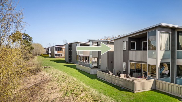 Fellesområdene er pent opparbeidet med gressplener og beplantning.