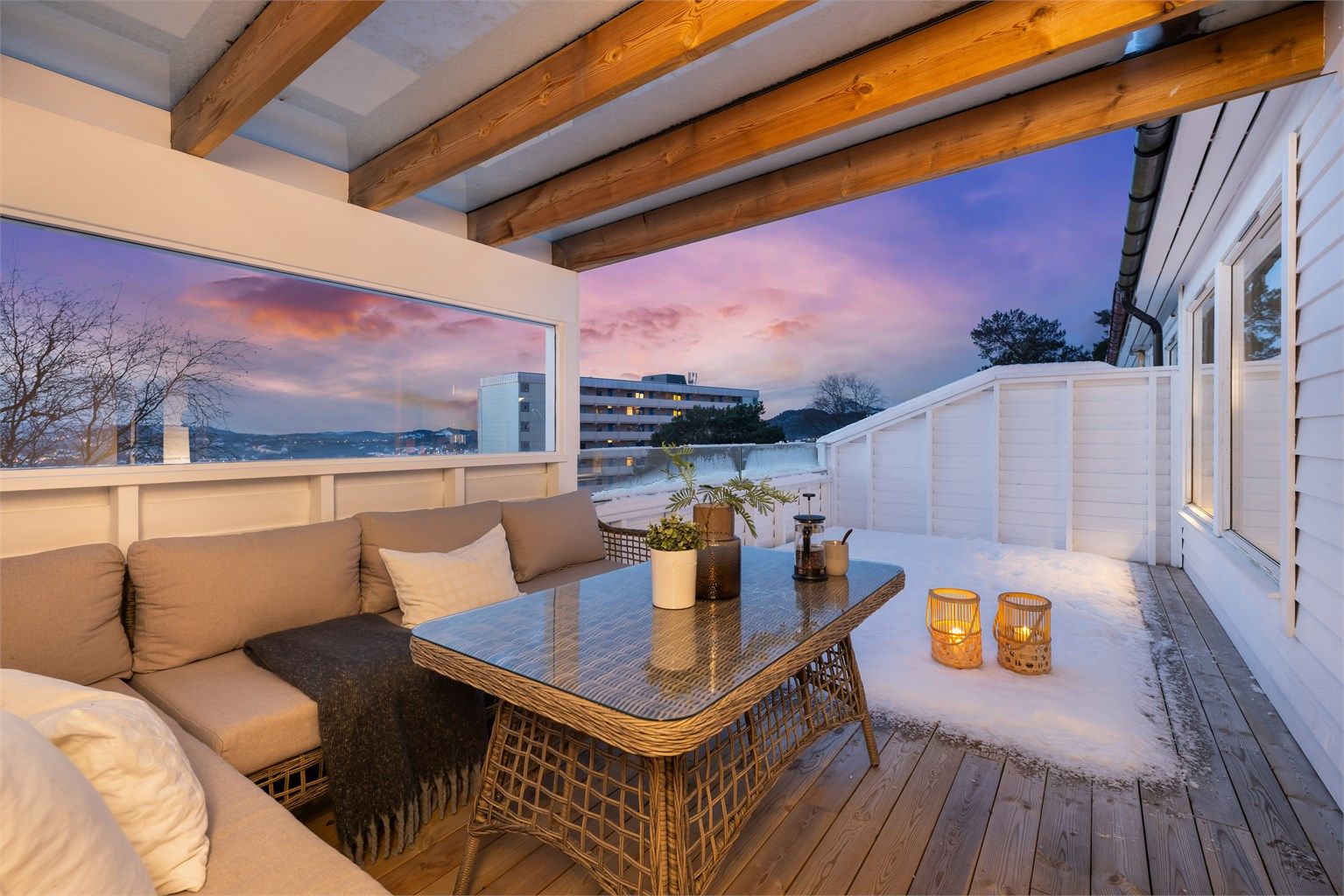 Det er sol på eiendommen hele dagen, den kommer inn kjøkkenet om morgenen og går ned på denne altanen kveldstid.