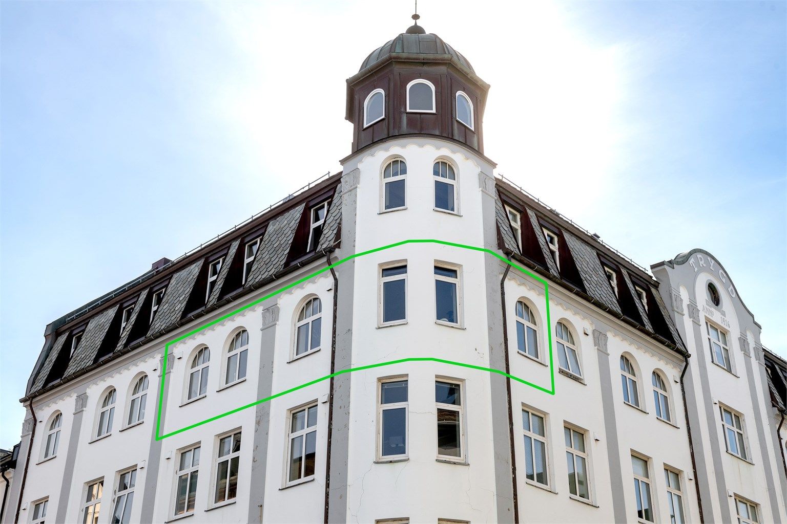 Hjørneleilighet i en bygård som ble oppgradert i 2007/2008. Oppvarming og varmtvann fra fjernvarme er inkludert i fellesutgiftene.
Foto: Stian Wiik