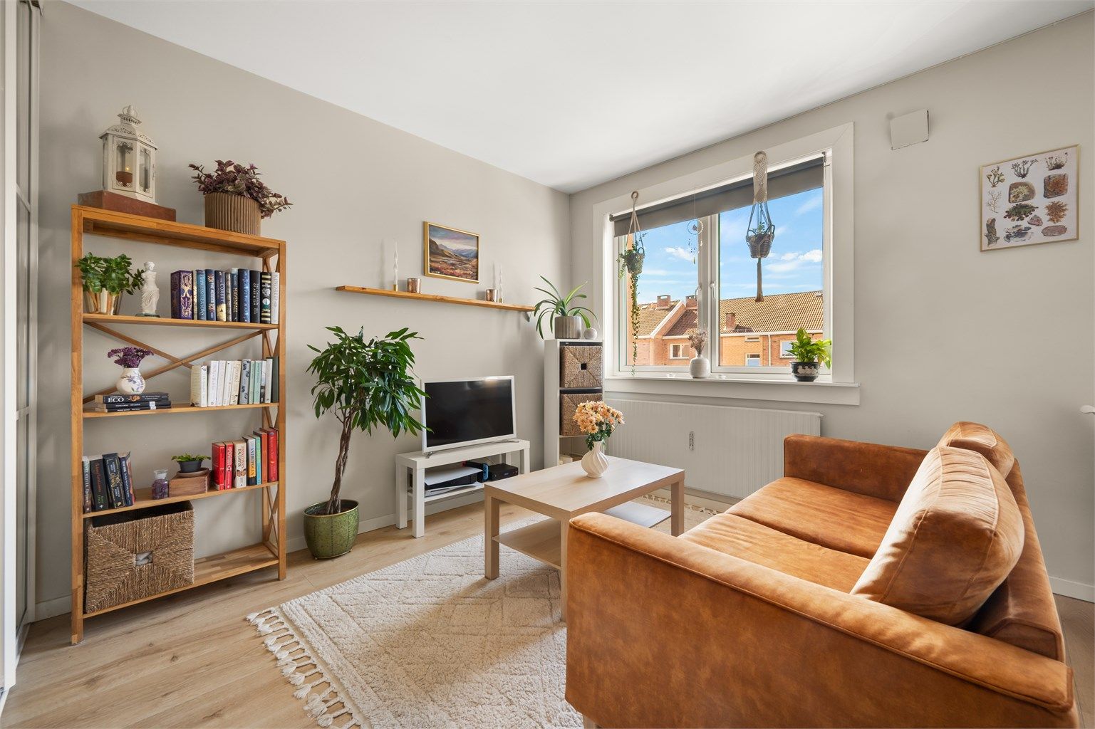 Stuen er romslig og kan enkelt innredes med sofa, tilhørende salongbord, tv-seksjon og spisebord. 