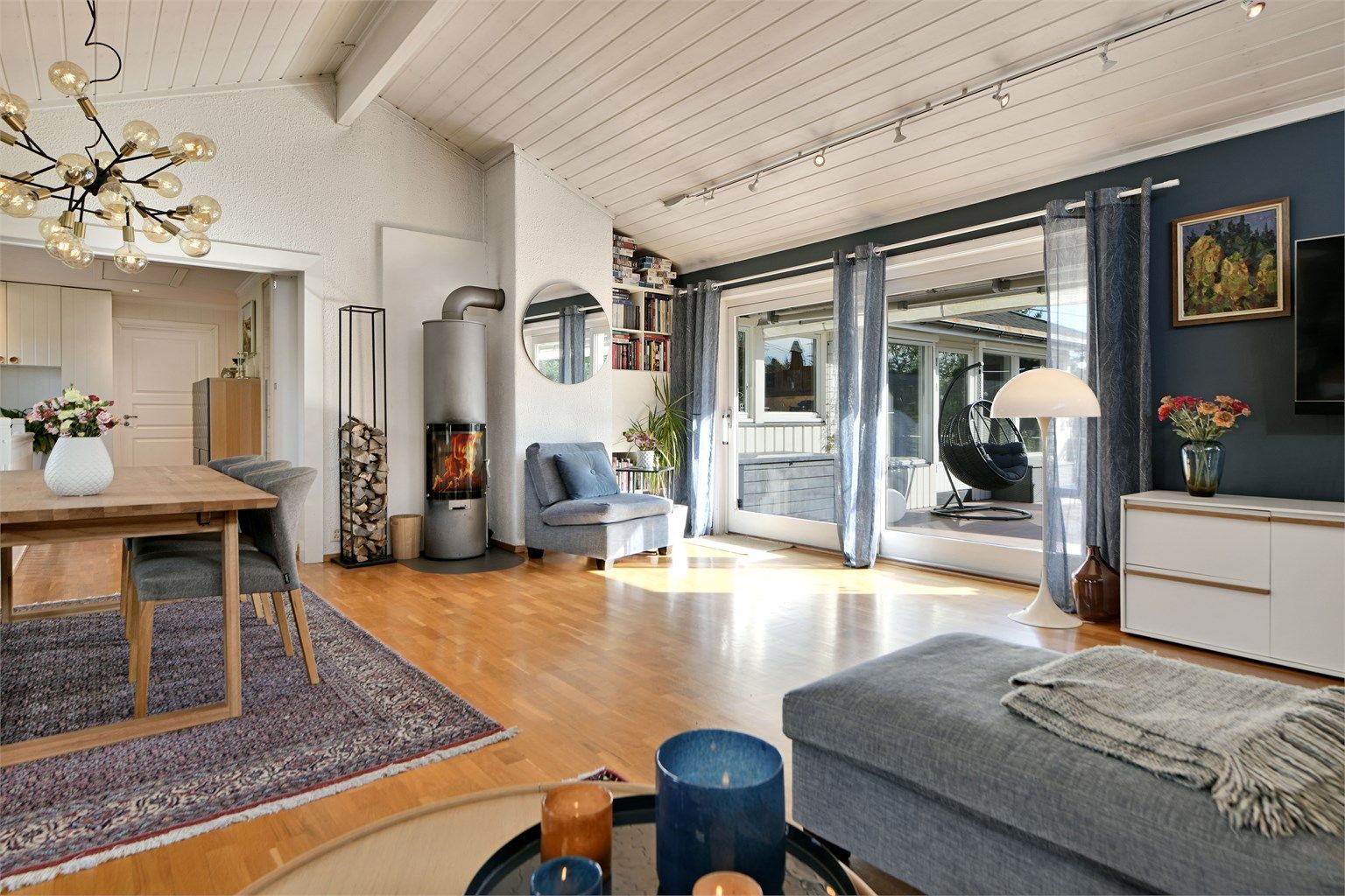 Stue - vinduer fra flere sider som gir rikelig med naturlig lys og en luftig atmosfære - utgang til vest-vendt terrasse på ca. 63 kvm