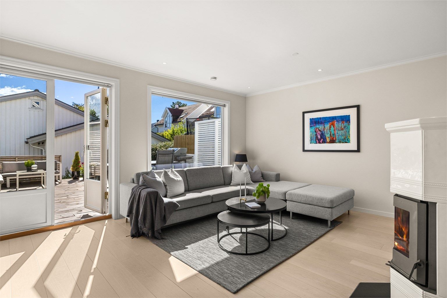 Stue med utgang til solrik terrasse. Ny 1-stavs parkett og nye downlights i 2020