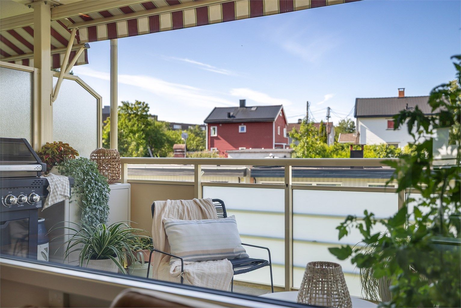 Balkongen fungerer som et fint ekstra oppholdsareal i sommerhalvåret
