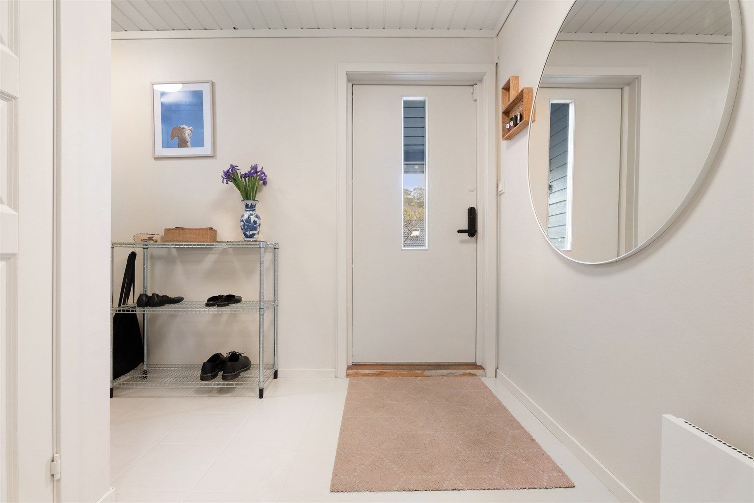 Innbydende entrè med plass til oppbevaring og barnevogn 
