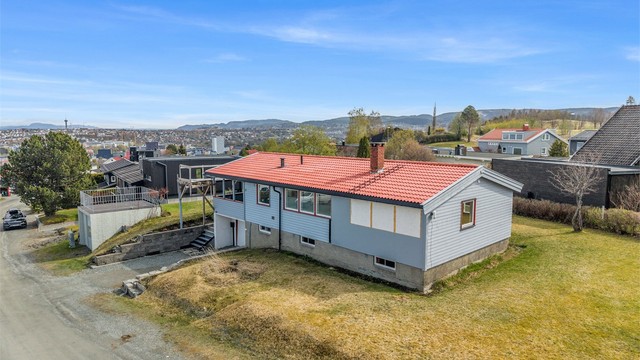 Eiendommen ligger i et etablert boligområde med romslig tomt og gode solforhold. Beliggenheten gir kort vei til både skole, barnehage og dagligvare.
