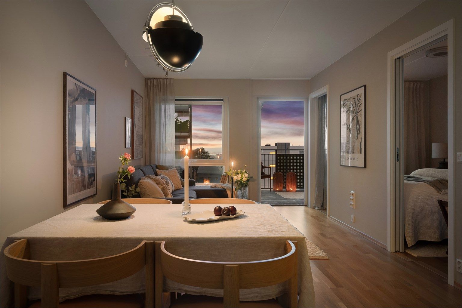 Lørenmegler Sindre Nyhus v/Krogsveen har gleden av å presentere en lekker 2-roms med solrik balkong og svært gode solforhold.
