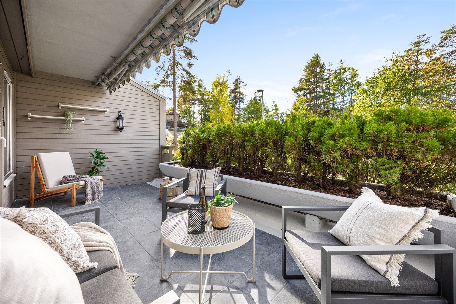 Selveierleilighet med lys, åpen planløsning og direkte utgang til en skjermet, flislagt markterrasse.
Foto: Espen Edin Døhlen