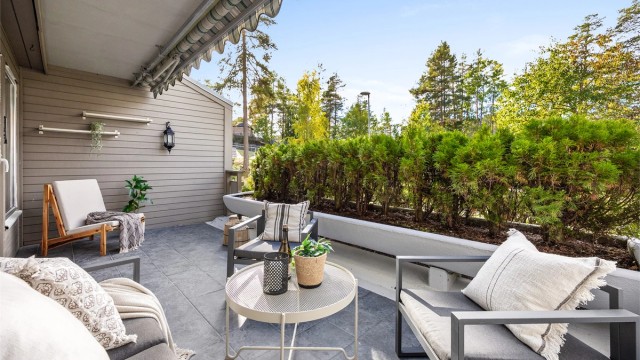 Selveierleilighet med lys, åpen planløsning og direkte utgang til en skjermet, flislagt markterrasse.
Foto: Espen Edin Døhlen