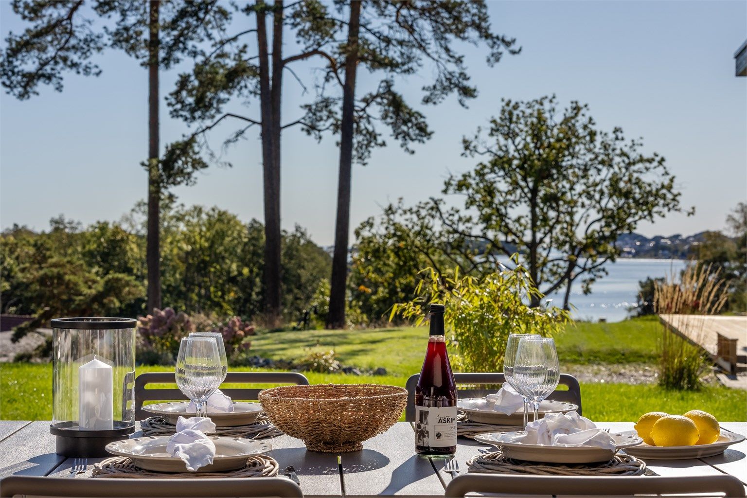Nyt måltidene med utsikt mot sjøen og den grønne naturen.