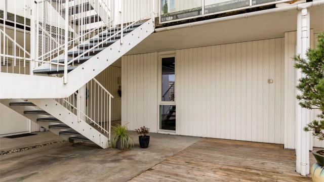 På baksiden av leiligheten har man også en uteplass, hvor man kan kikke opp på Preståsen