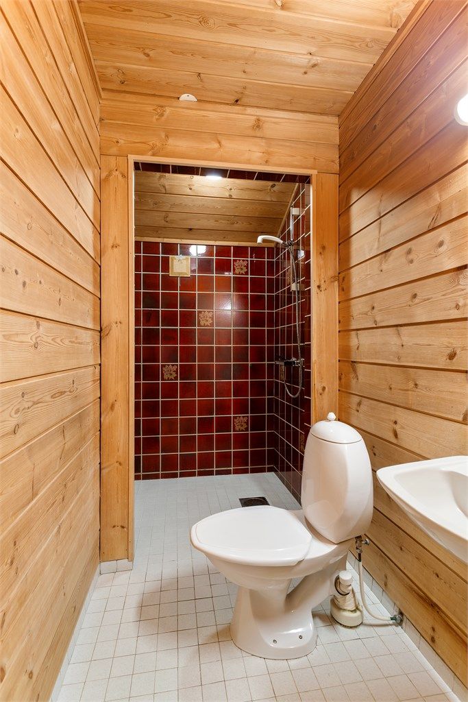 Det andre badet har gulvvarme, dusjnisje og gulvstående toalett.