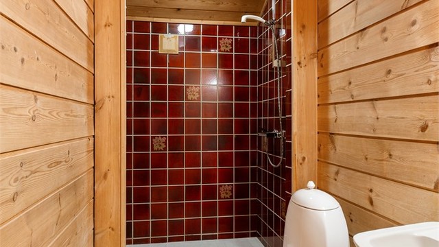 Det andre badet har gulvvarme, dusjnisje og gulvstående toalett.