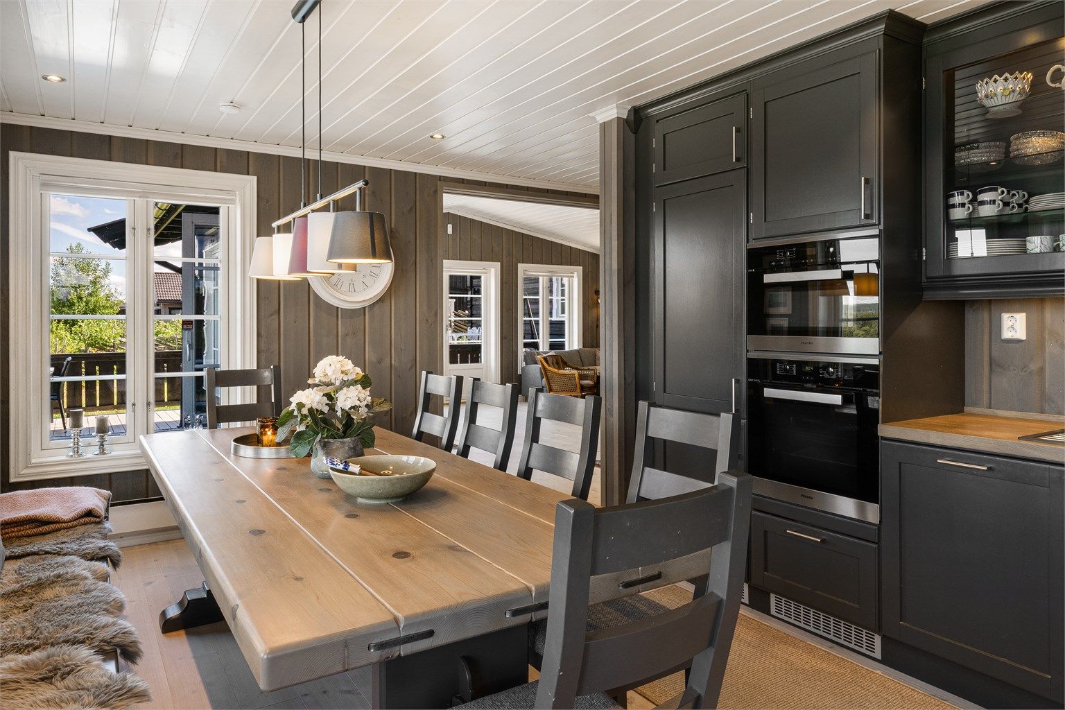Både kjøkkeninnredningene og baderomsinnredningene er levert av Kistefos, noe som gir et helhetlig uttrykk med høy kvalitet og tidløst design.