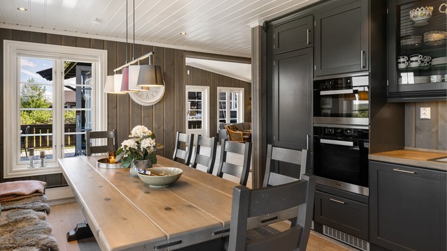 Både kjøkkeninnredningene og baderomsinnredningene er levert av Kistefos, noe som gir et helhetlig uttrykk med høy kvalitet og tidløst design.