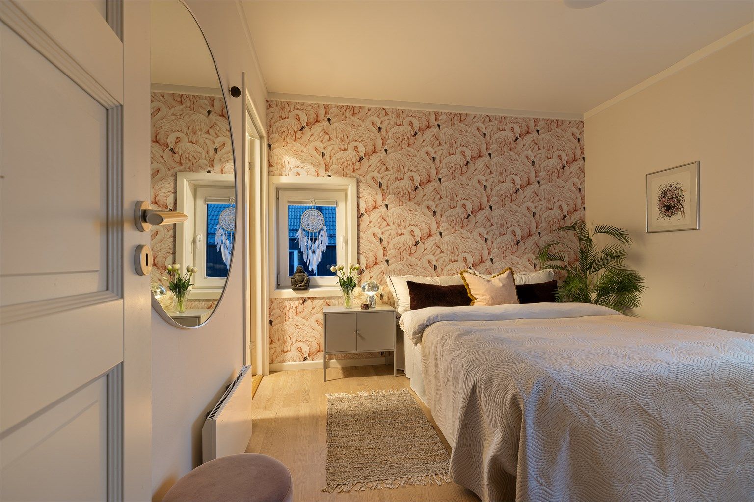 Velkommen inn til et stort og pent soverom med stor garderobe og inngang til bod/klesskap.