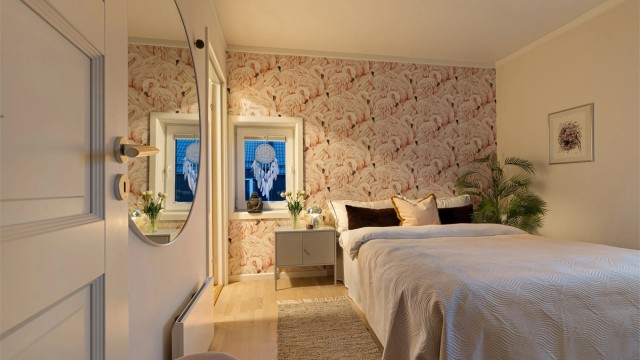Velkommen inn til et stort og pent soverom med stor garderobe og inngang til bod/klesskap.