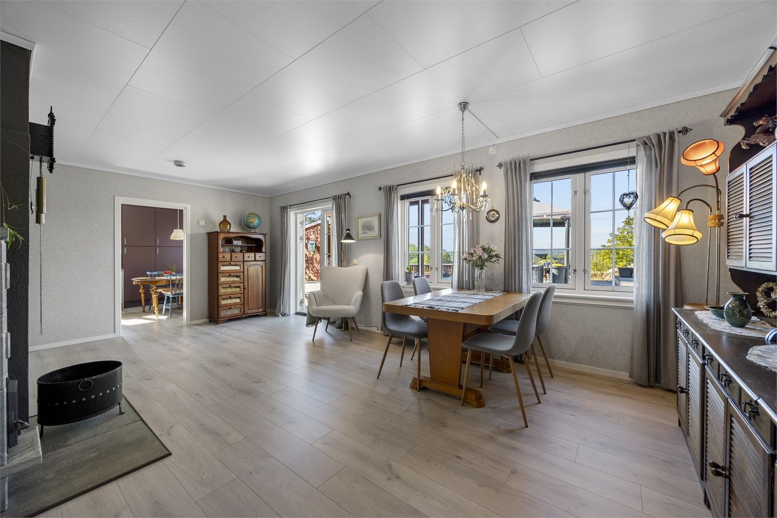 Lyse og flotte flater. Huset er meget innholdsrikt og barnevennlig med sin usjenerte beliggenhet.