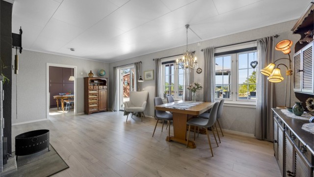 Lyse og flotte flater. Huset er meget innholdsrikt og barnevennlig med sin usjenerte beliggenhet.
