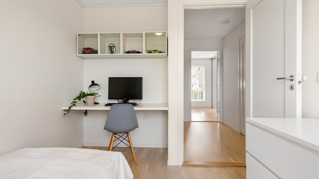 Rommet har plass til skrivebord og oppbevaring, godt egnet som barnerom eller kontor.