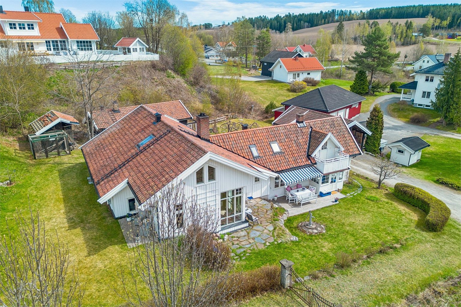 Her er det lagt til rette for både familieliv, hobby og dyrking med en fantastisk beliggenhet.